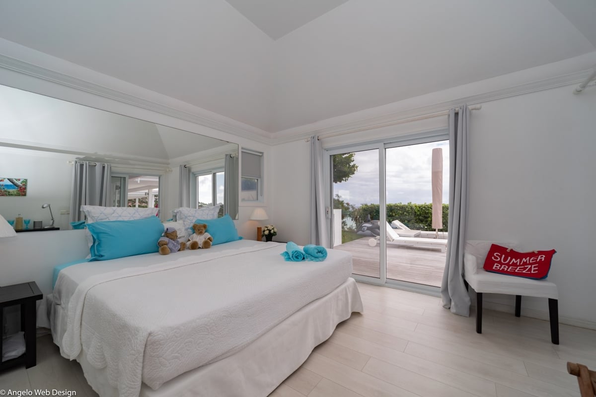 Bedroom 2: Located right next to the first bedroom. View on the terrace, the pool and the ocean. Kin - Image 26