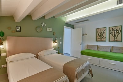 Luxury Villa Photo #17