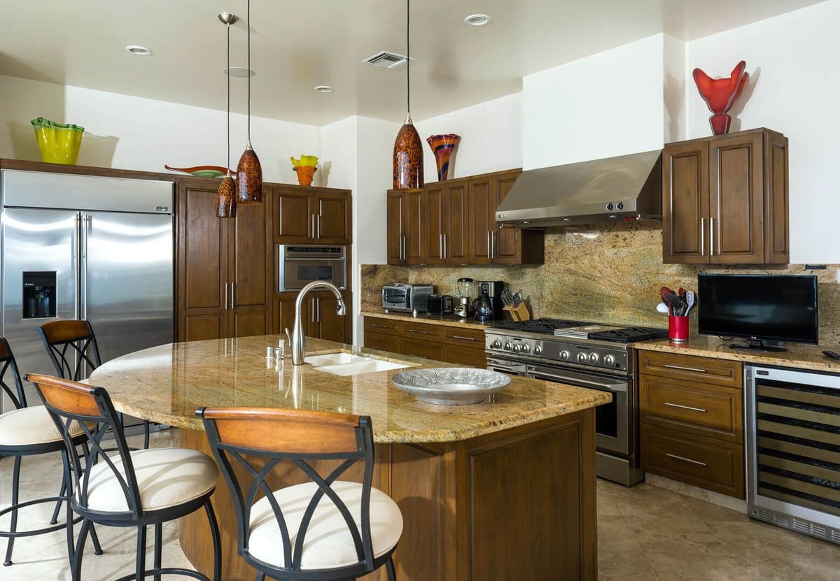 Sharpen your culinary skills in the spacious gourmet kitchen and its modern professional appliances - Image 11