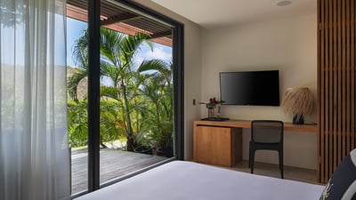 Bedroom 4: On the lower level. A queen size bed, air conditioning, HD-TV, Apple TV, Blu-Ray player, 