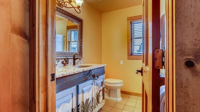 Upper level hall bathroom
