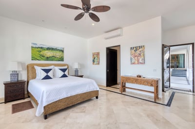 Luxury Villa Photo #34