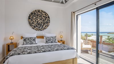 Bedroom 1: King size bed, air-conditioning, HD-TV. Ensuite Bathroom, hair dryer, safe. The bedroom o