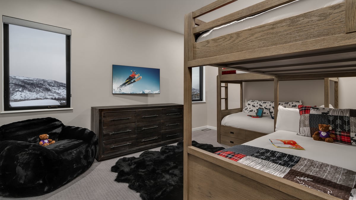 Bunk bedroom on lower level with one twin-over-twin bunk and one full-over-full bunk plus a twin tru - Image 20