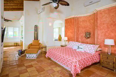 Luxury Villa Photo #23