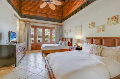 Luxury Villa Photo #30