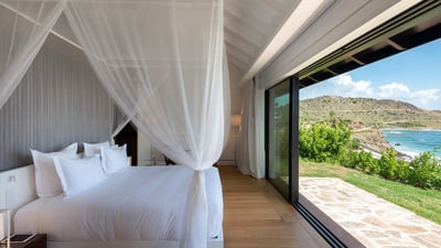 Bedroom 4: In a separate bungalow. King size bed, air conditioning, safe, HD-TV, Dish Network. Ensui