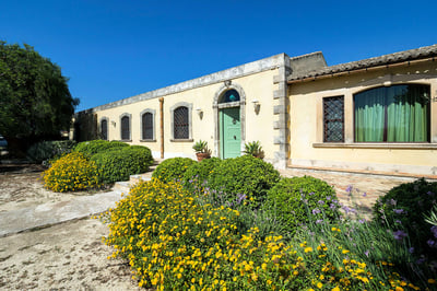 Luxury Villa Photo #4