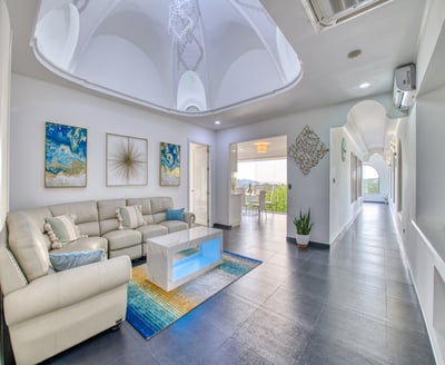 Luxury Villa Photo #3