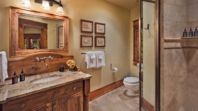 Queen 1 ensuite