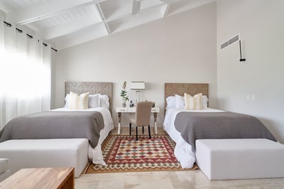 Luxury Villa Photo #32