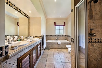Luxury Villa Photo #30