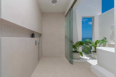 Luxury Villa Photo #38