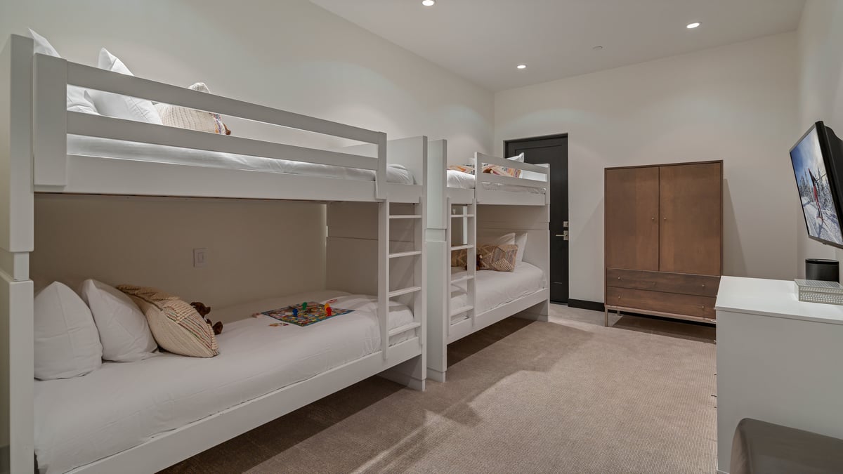 Bunkroom with 4 twin beds on lower level - Image 20