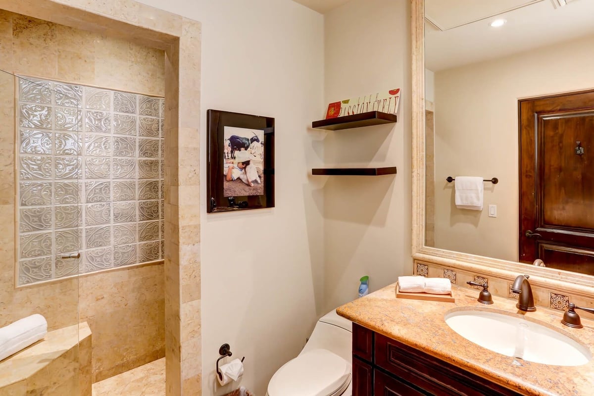 The second bedroom also comes with an ensuite bathroom, so guests can spend more time exploring Cabo - Image 16