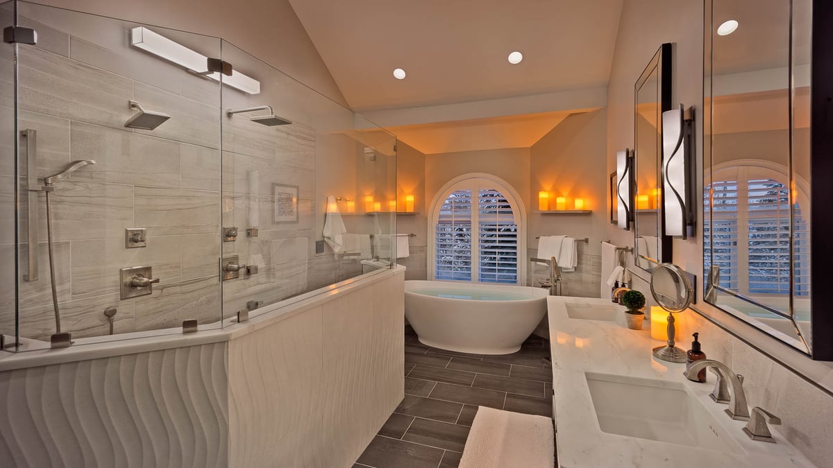 Primary ensuite with soaking tub - Image 9