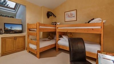Bunk bedroom on upper level