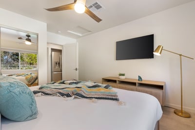 Turquoise: Guest bedroom seven on the first floor with King bed and shares a bathroom with Serpentin