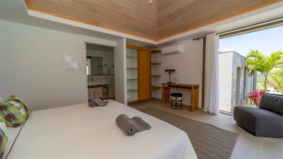 Bedroom 6: King size bed (or twin beds upon request), air conditioning, ceiling fan, safe, WIFI