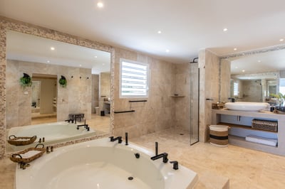 Luxury Villa Photo #38