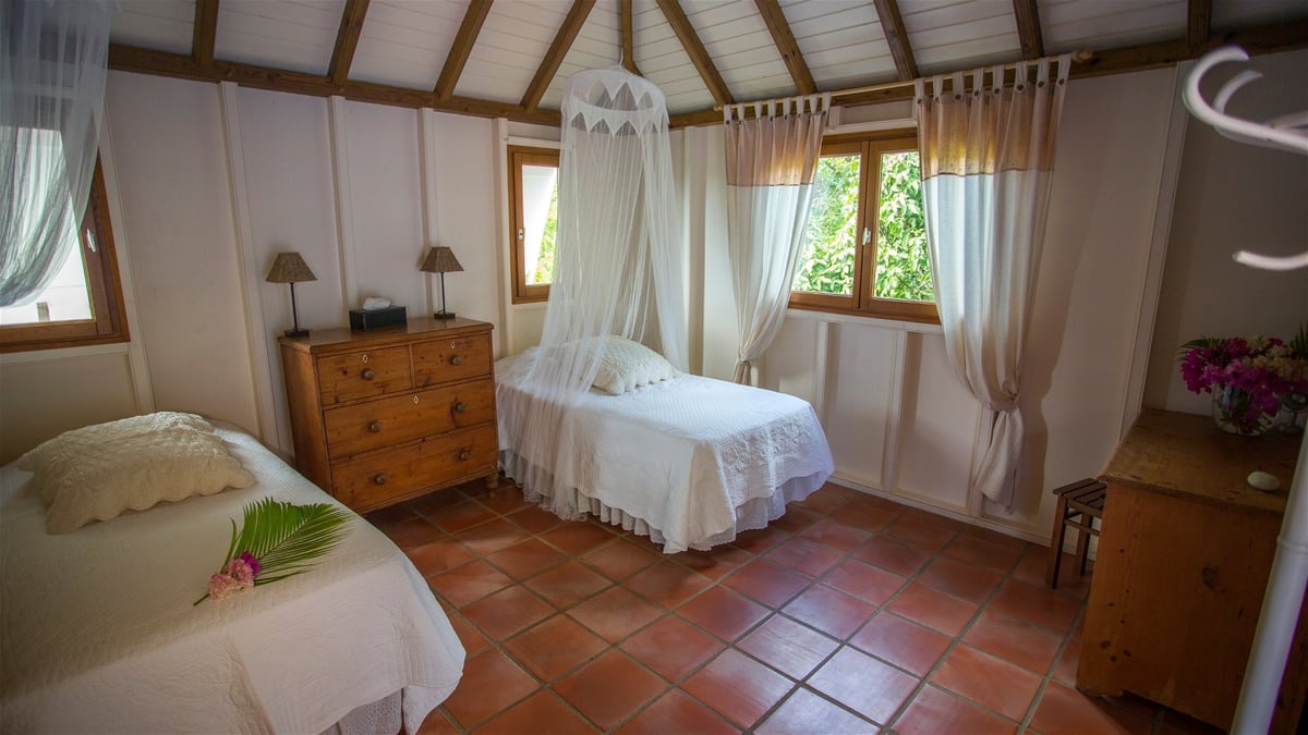 Bedroom 2: King size bed or 2 single beds, air conditioning, safe, dressing room, bathroom with regu - Image 16