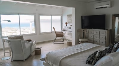 Bedroom 1: UPPER LEVEL: Master Bedroom, large king size bed, air conditioning, ceiling fan, mos
