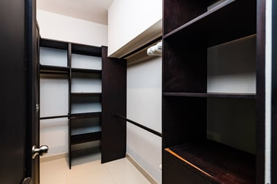 #5. Also, the walk-in closet keeps your clothes organized and stylish