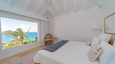 Bedroom 2: On the main level, in a separate bungalow. King size bed, air-conditioning. Ensuite bathr