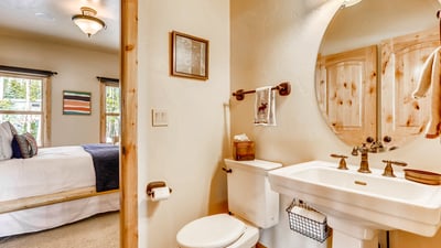Queen Ensuite bath
