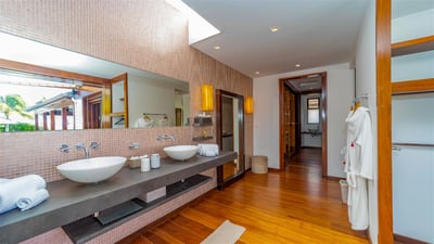 Luxury Villa Photo #43