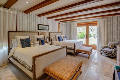 Luxury Villa Photo #26