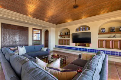 Luxury Villa Photo #32