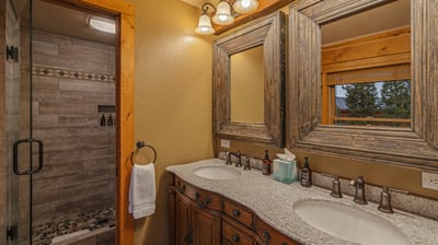 Bedroom 5, Upper level  - Queen ensuite on upper level wing