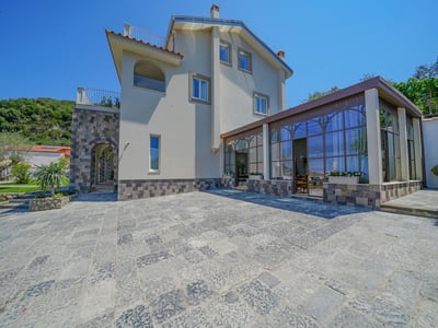 Luxury Villa Photo #3