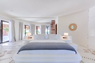 Luxury Villa Photo #47
