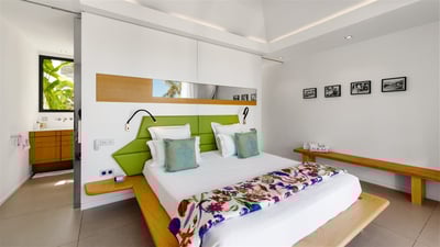 Bedroom 3: On the main level. King size bed, air conditioning, ceiling fan, HD-TV, Dish Ne