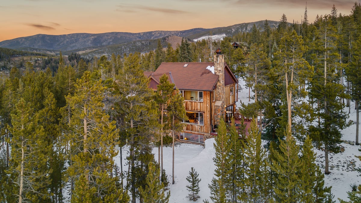Alpenglow Peaks Lodge
