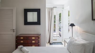 Bedroom 2: Situated on the lower level. Queen size bed (can be prepared as twin beds), air condition