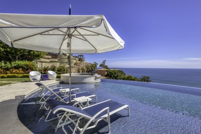Luxury Villa Photo #4