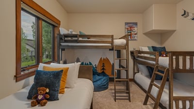 Bunkroom sleeps 4 on lower level