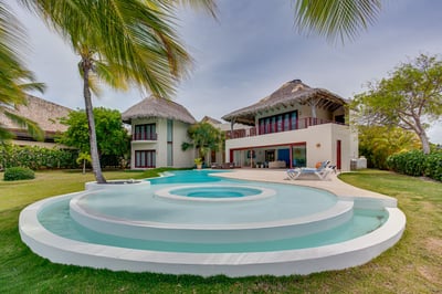 Luxury Villa Photo #4