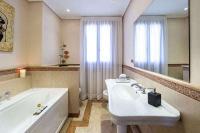 Luxury Villa Photo #30