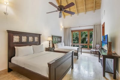 Luxury Villa Photo #32