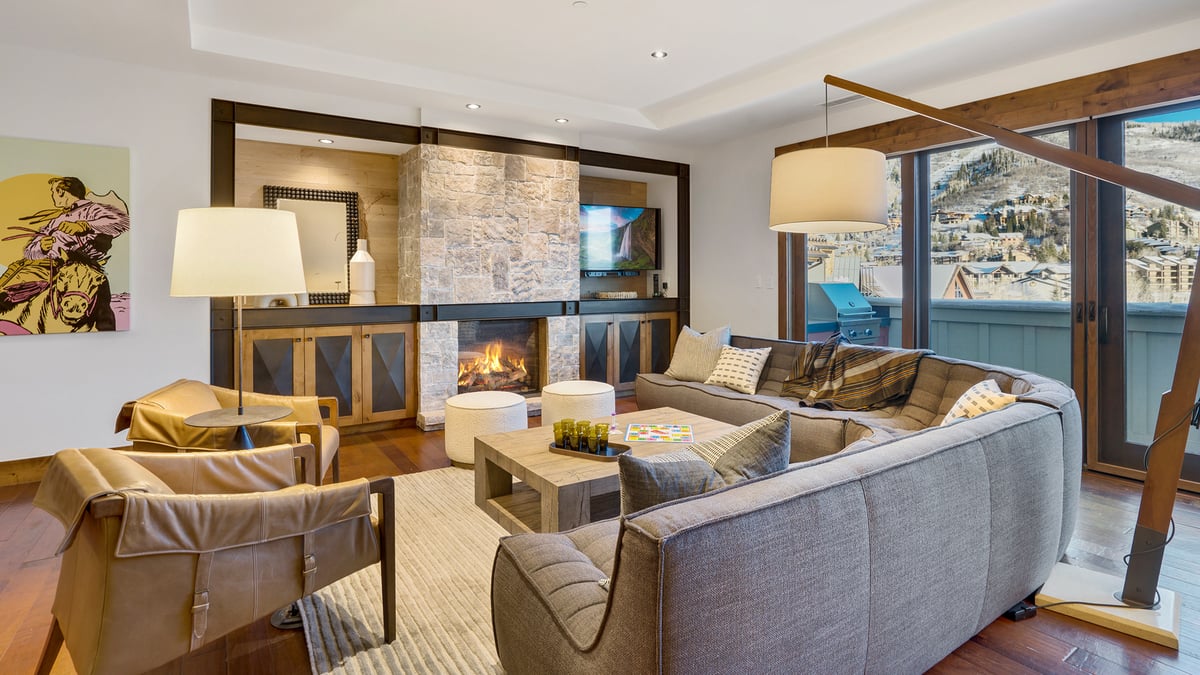 Great room with fireplace, TV and views - Image 2