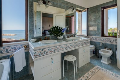 Luxury Villa Photo #24
