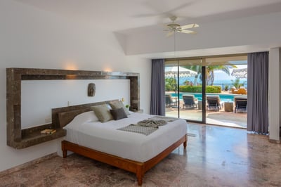 Luxury Villa Photo #32