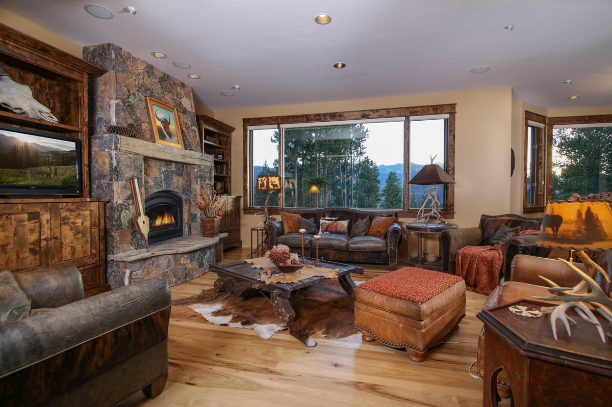 Great room with fireplace - Image 8