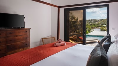 Bedroom 2: Queen size bed, air conditioning, HD-TV. En-suite bathroom with outdoor shower, double va