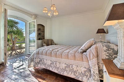 Luxury Villa Photo #17