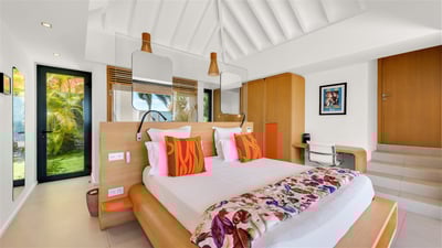Bedroom 1: On the main level. King size bed, air conditioning, ceiling fan, HD-TV, Dish Ne